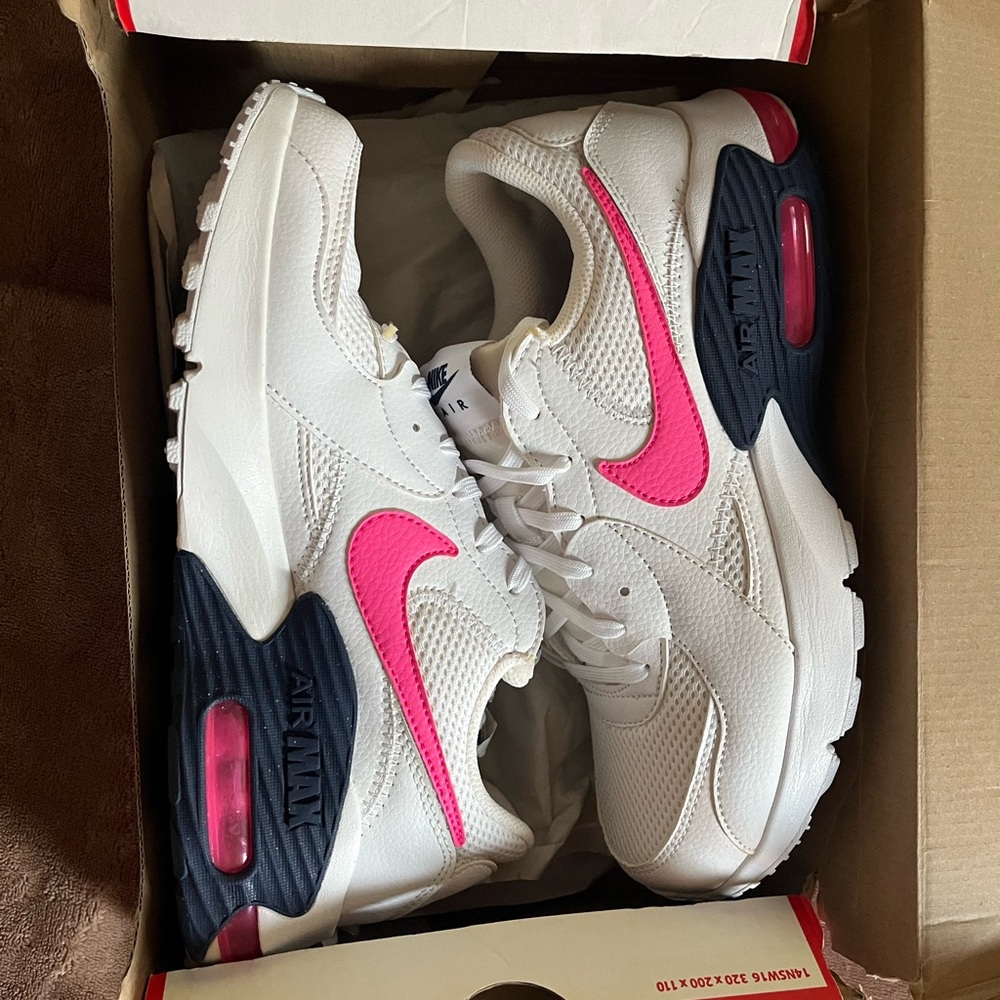Nike Air Max Exceed women’s sneakers size 8.5